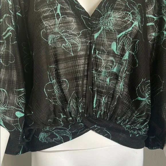 Free People, Woman’s Size M Floral Black and Green Top - Picture 3 of 7